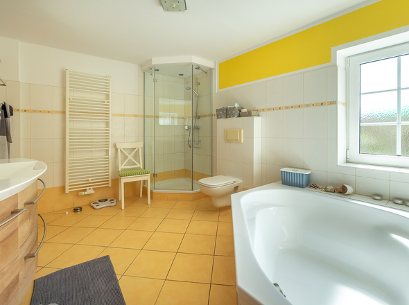 EG - Badezimmer mit Wannenbad und Dusche