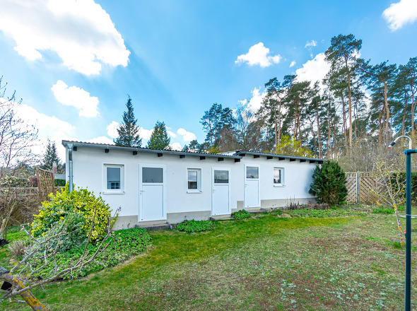 Nebengebäude mit Garage
