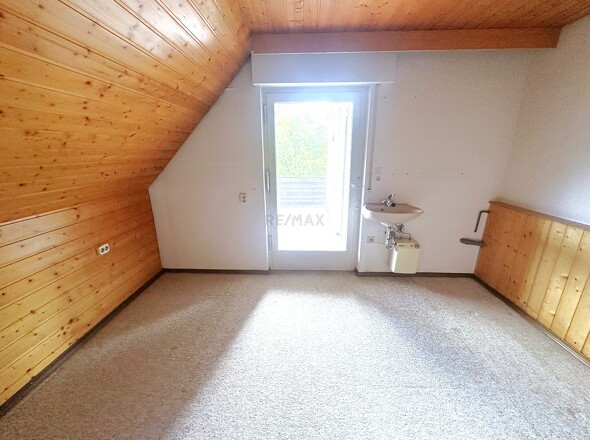 Schlafzimmer 1 DG mit Balkon und Waschbecken