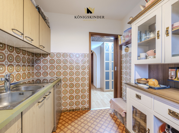 Küche mit Blick in den Flur