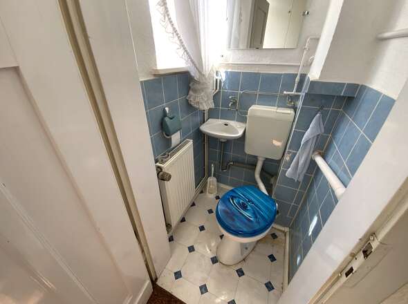 Gäste-WC mit Fenster