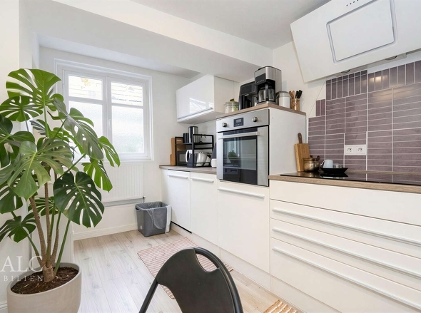 Lichtdurchflutet (2. OG Whg 3) - (KI generiert)