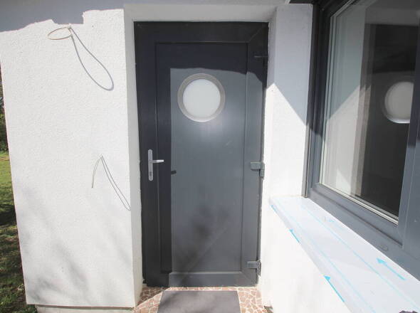 Sicherheits-Eingangstür mit stylischem Bullauge