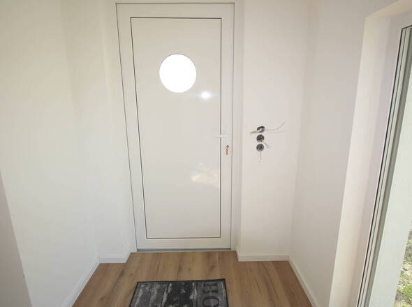 Vorraum mit Eingangstür u. großem Gartenfenster