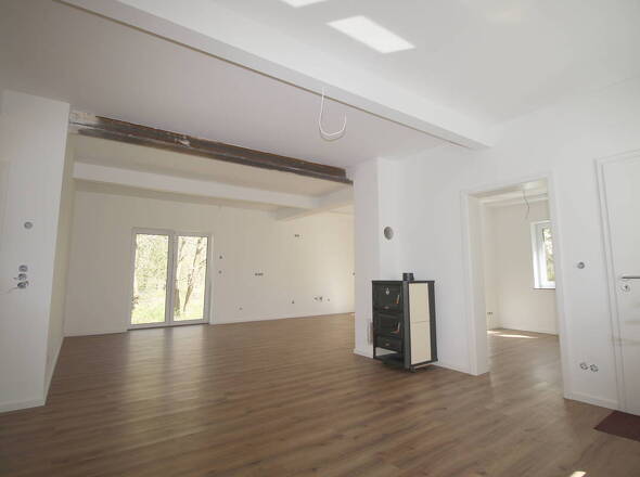 Blick auf großzügige Küche u. wasserführendem Kamin