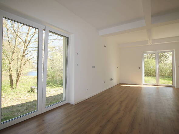 Moderner Küchenbereich mit Teichblick