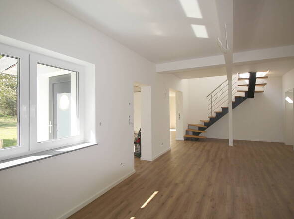 Offen gestaltetes Erdgeschoss mit Holz-Wendeltreppe ins OG