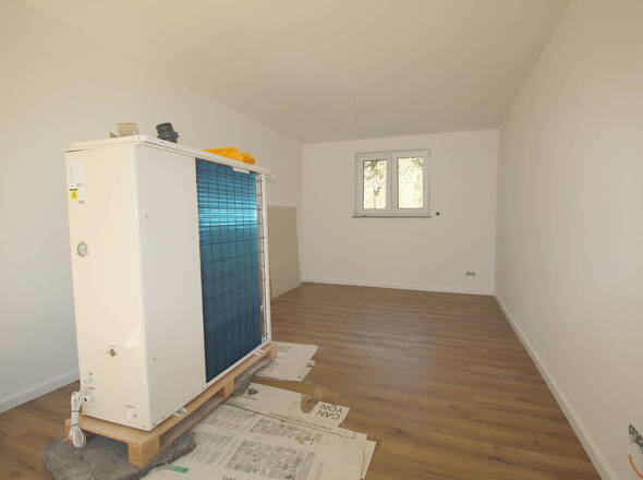 Sep. EG-Zimmer mit noch zu installierender Wärmepumpe