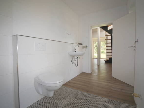 Blick aus Duschbad auf Wendeltreppe