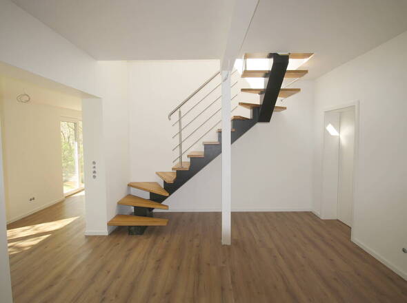 Chice u. moderne Holz-Wendeltreppe ins OG