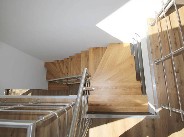 Hochwertige Holz-Wendeltreppe