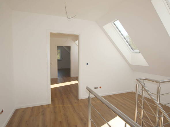 Blick auf OG mit drei großzügigen Räumlichkeiten