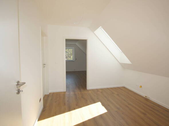 Durchgangszimmer mit Speicherzugang u. kl. Schlafzimmer