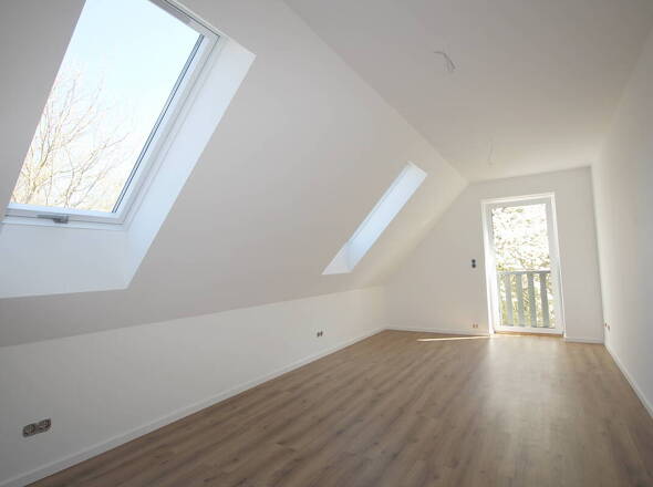 Gr. Schlafzimmer OG mit bodentiefem Fensterelement