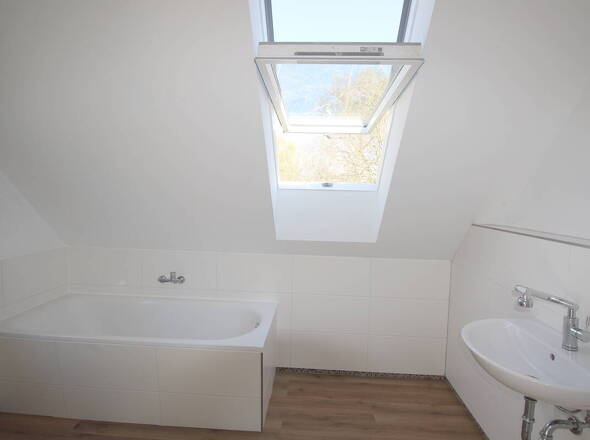 Fast fertiggestelltes Wannenbad im OG