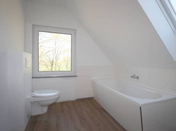 Wannenbad mit zwei Fenstern OG