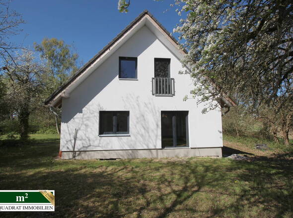 Gartenseite Hausfront mit Teilkeller für Heizungsanlage