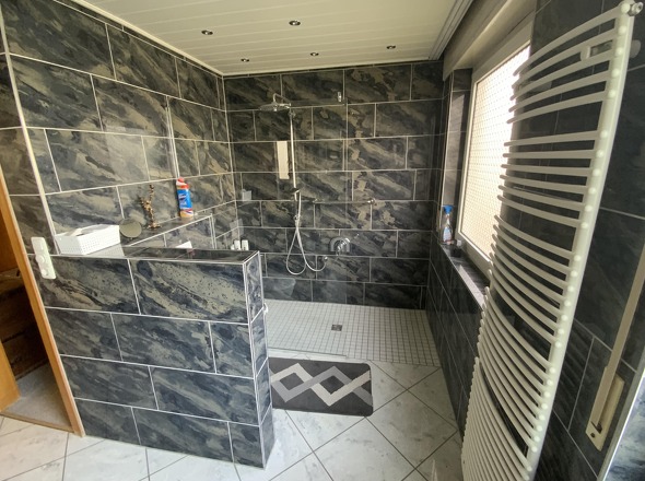 großes Bad mit ebenerdiger Glasdusche