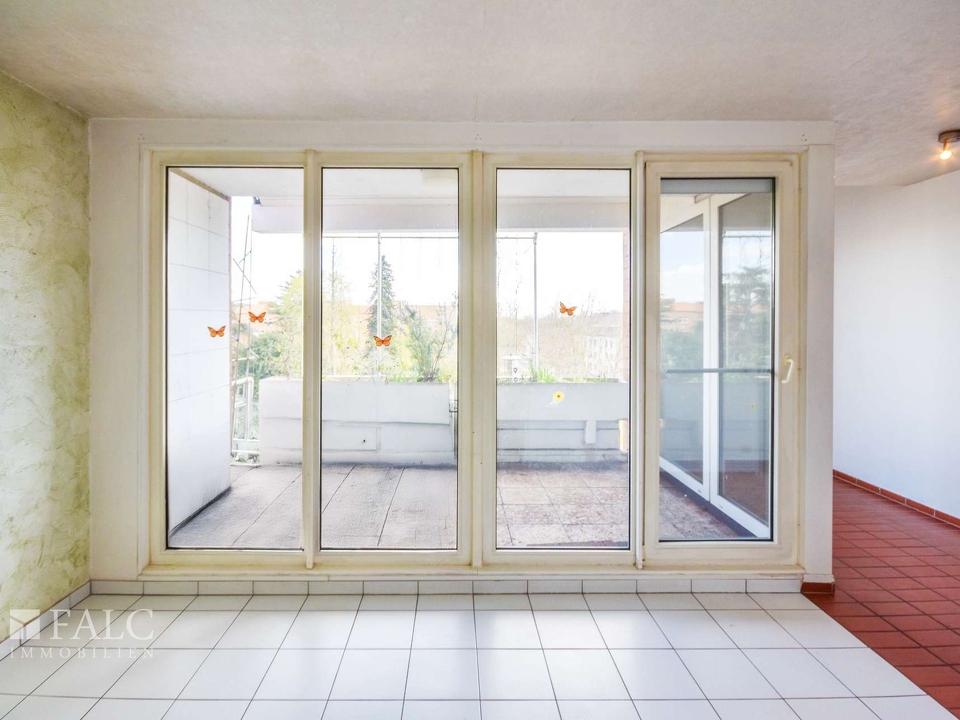 Essbereich + Balkon mit Ausblick auf die Busbahnhof