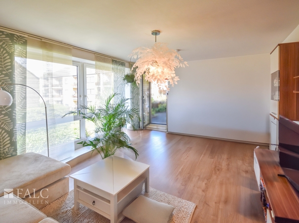 Wohnraum mit Balkonzugang