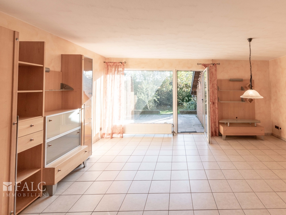 Wohnzimmer mit Gartenausgang