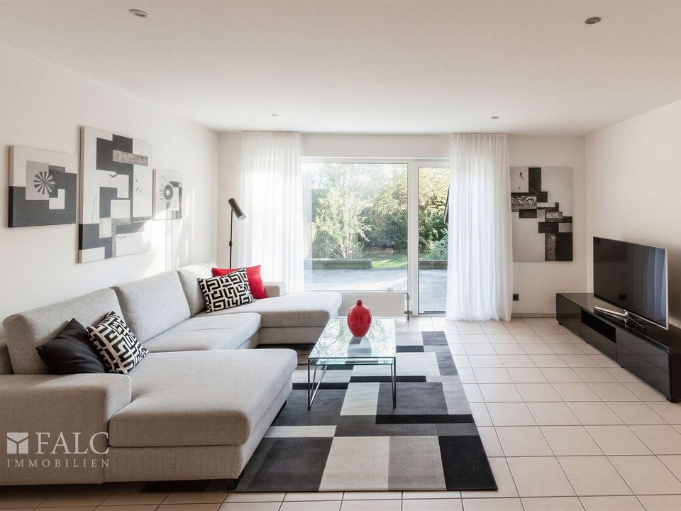 Wohnzimmer mit Gartenausgang - (KI generiert)