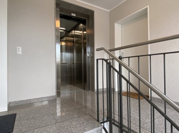 Treppenhaus und Aufzug