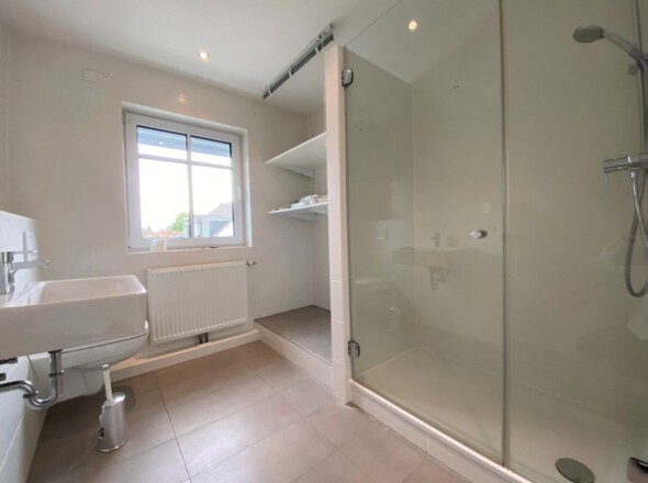 Badezimmer mit großer Dusche