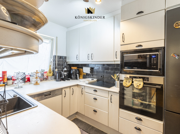 Separate Küche mit viel Stauraum und Arbeitsfläche