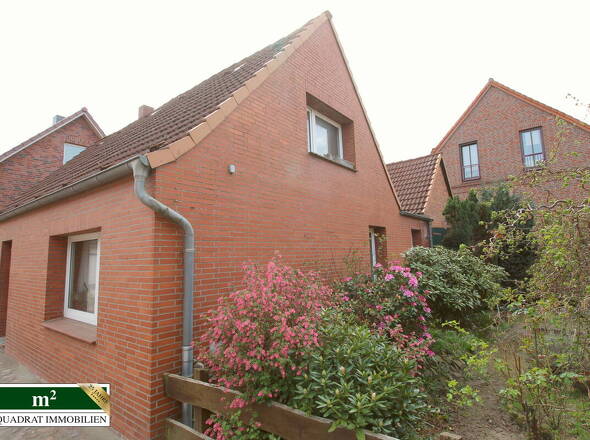 EFH mit Eingangsbereich und Garten