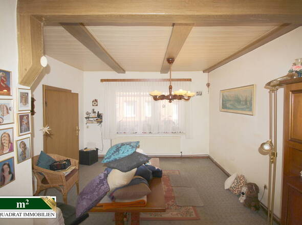 Wohnzimmerbereich zur Straßenseite EG