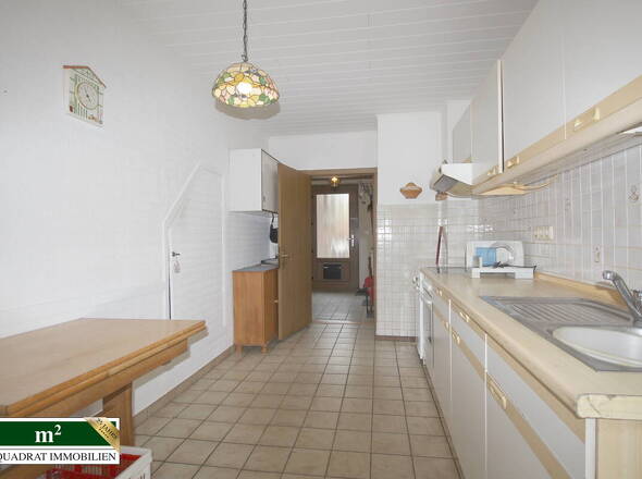 Blick von Küche auf Eingangsbereich u. Flur