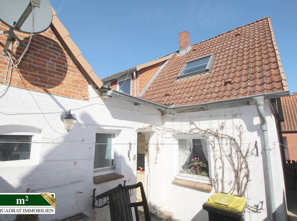 Kleine Sonnenterrasse mit Weinrebe