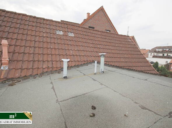 Blick v. Haupthaus auf Zwischenbau u. gr. Nutzbereich