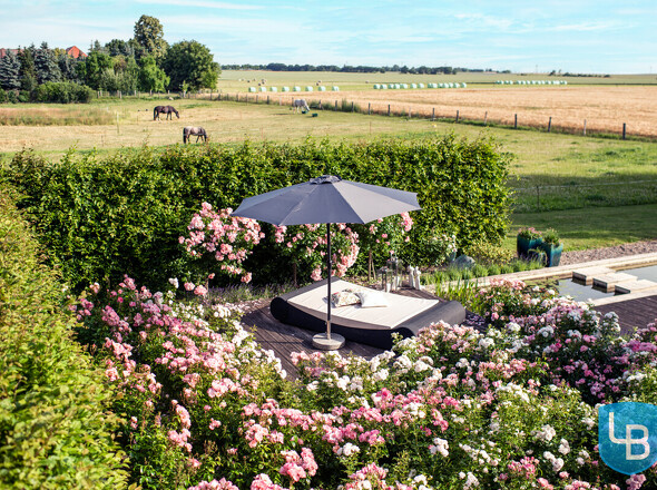 Daybed im Rosengarten