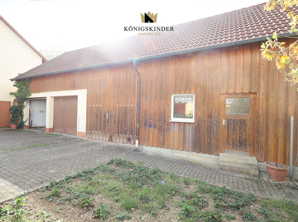 Das Nebengebäude mit Doppelgarage...
