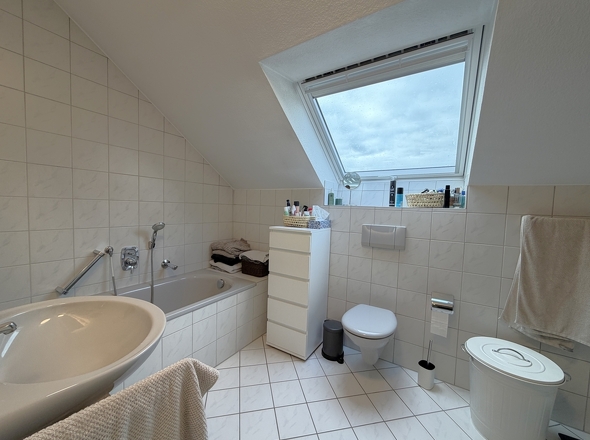 Tageslichtbad mit Wanne...