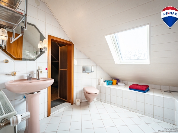 Bad mit Badewanne OG