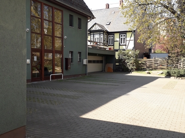 Hof mit Stellplätzen