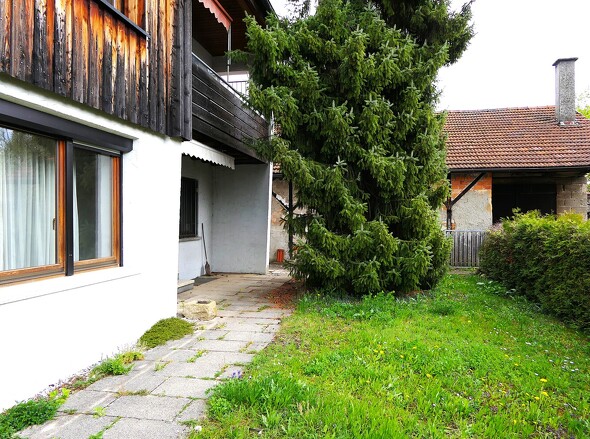 Blick vom Garten auf Haus und Halle