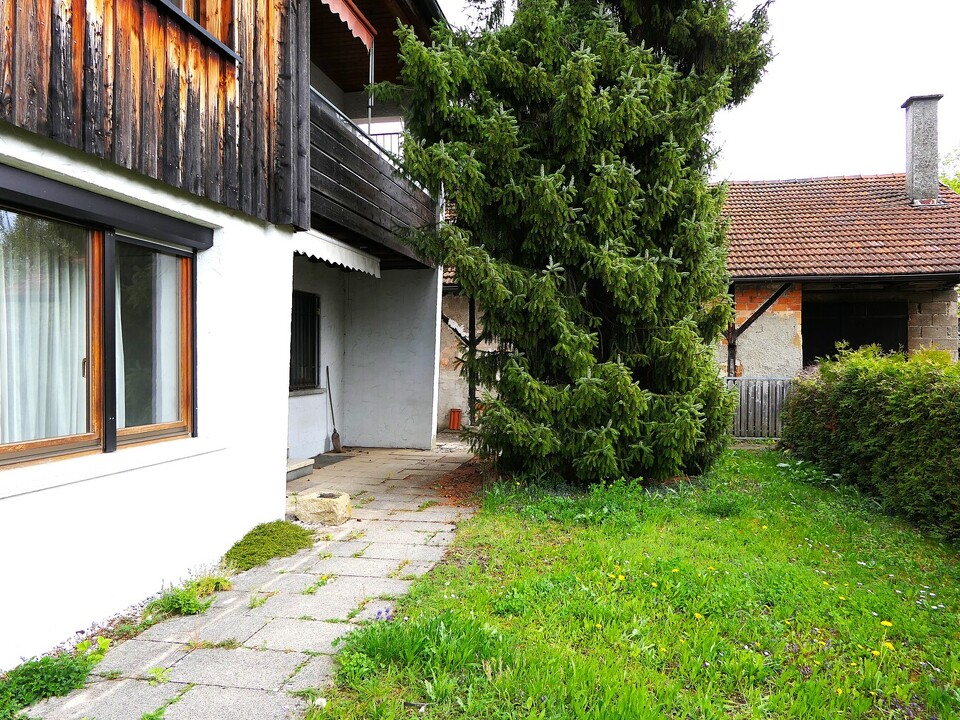 Blick vom Garten auf Haus und Halle