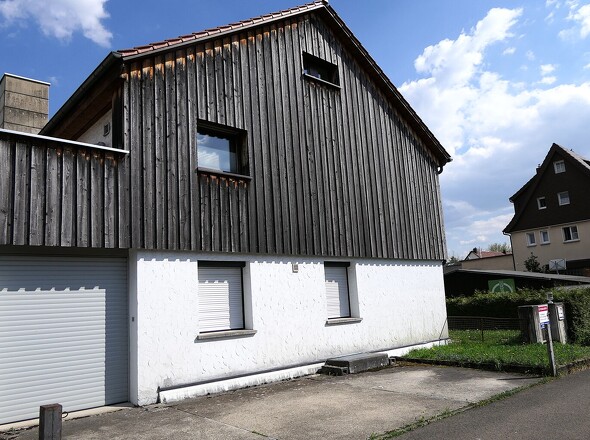 Ansicht Westseite mit Stellplatz