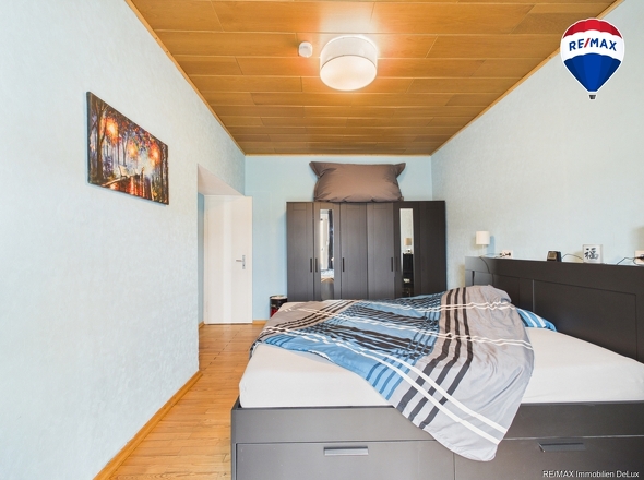 Schlafzimmer W.links.