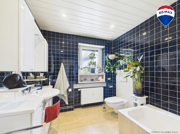 Bad mit Badewanne W.links