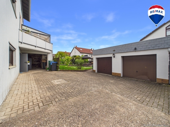 Innenhof mit Garagen