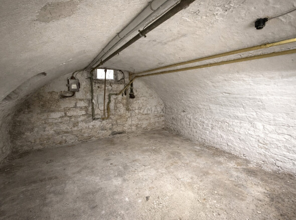 Gewölbe Keller mit KI aufgeräumt