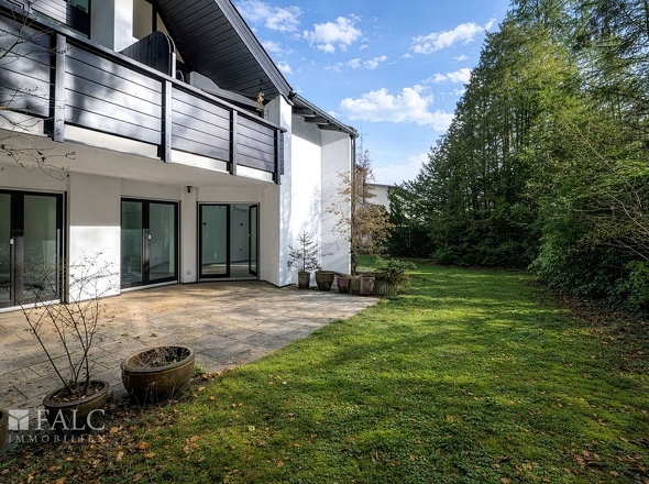 Terrasse rechts mit Garten