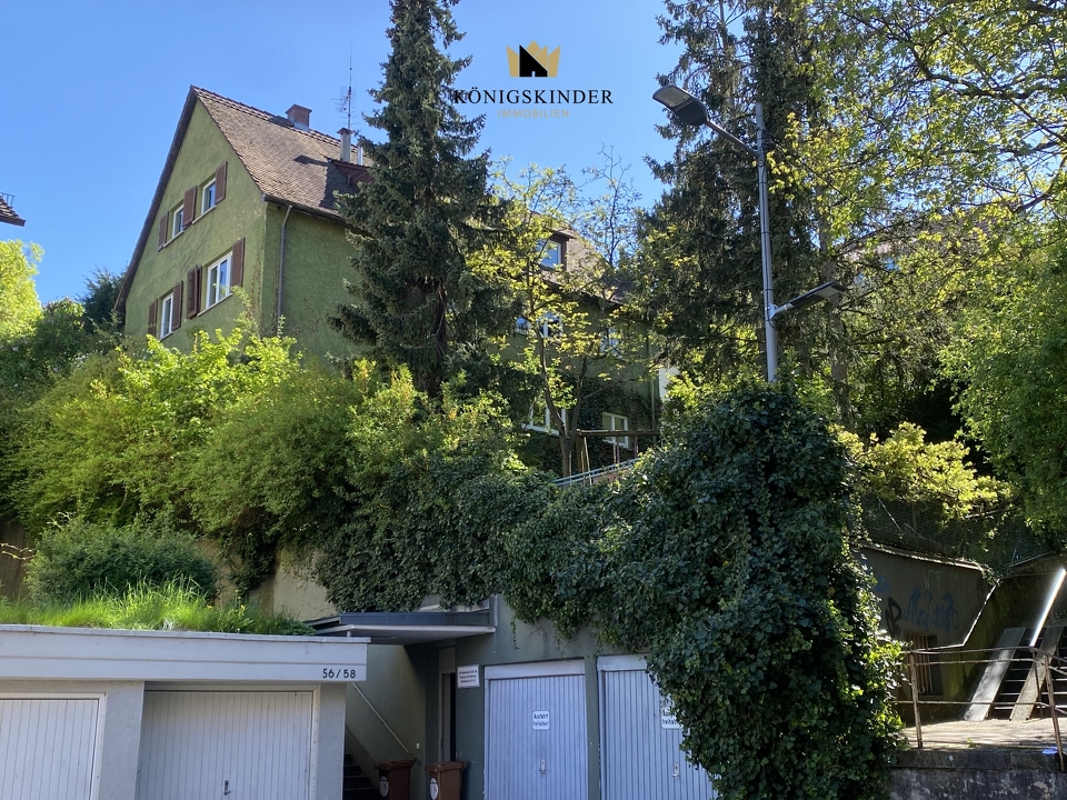 Hausansicht mit 3 Garagen