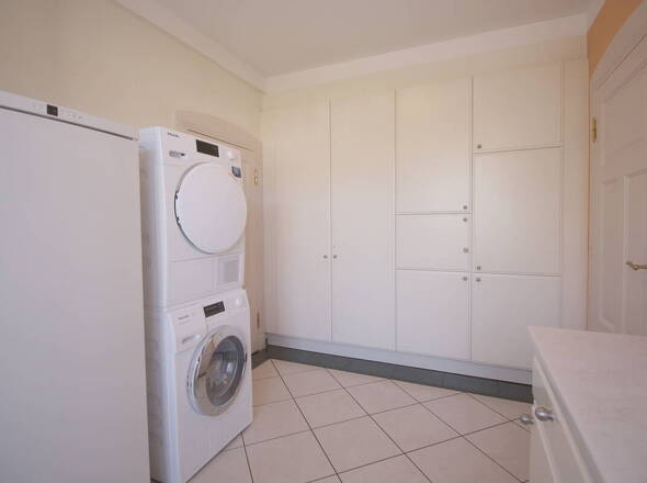 HWR mit WM, Trockner u. Einbauschrank EG