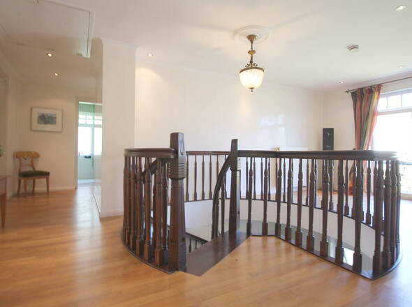 Galerie mit Dachluke u. imposanter Holz-Wendeltreppe